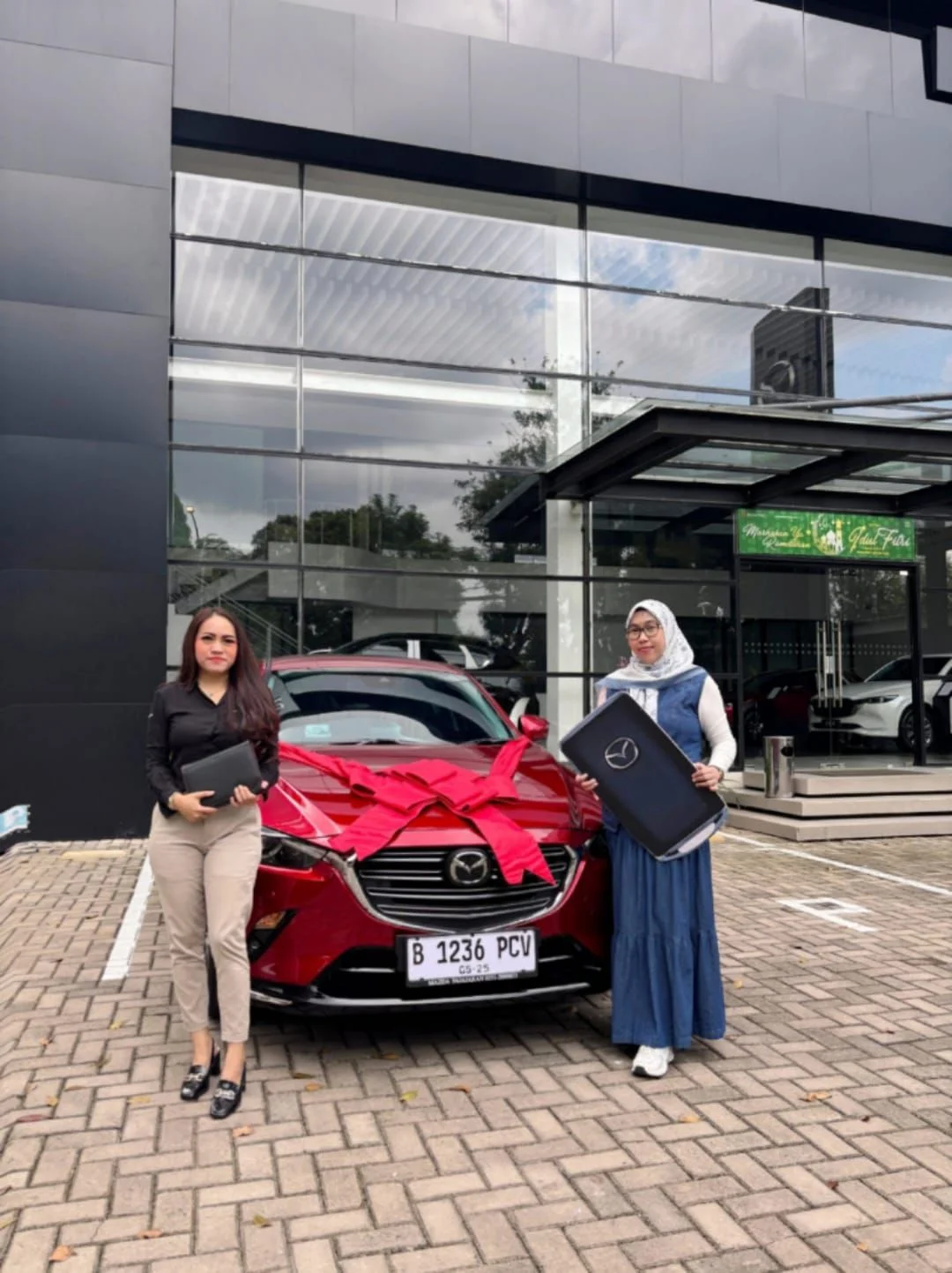 Foto bersama pelanggan Mazda Jakarta Selatan – Meta Fitriani Sales